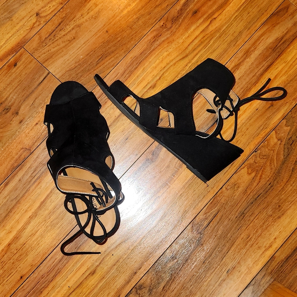 Maurices size 8 tie back wedge